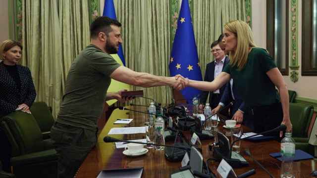 La presidenta del Parlamento Europeo, Roberta Metsola, saludando a Volodomir Zelenski en su última visita a Kiev.
