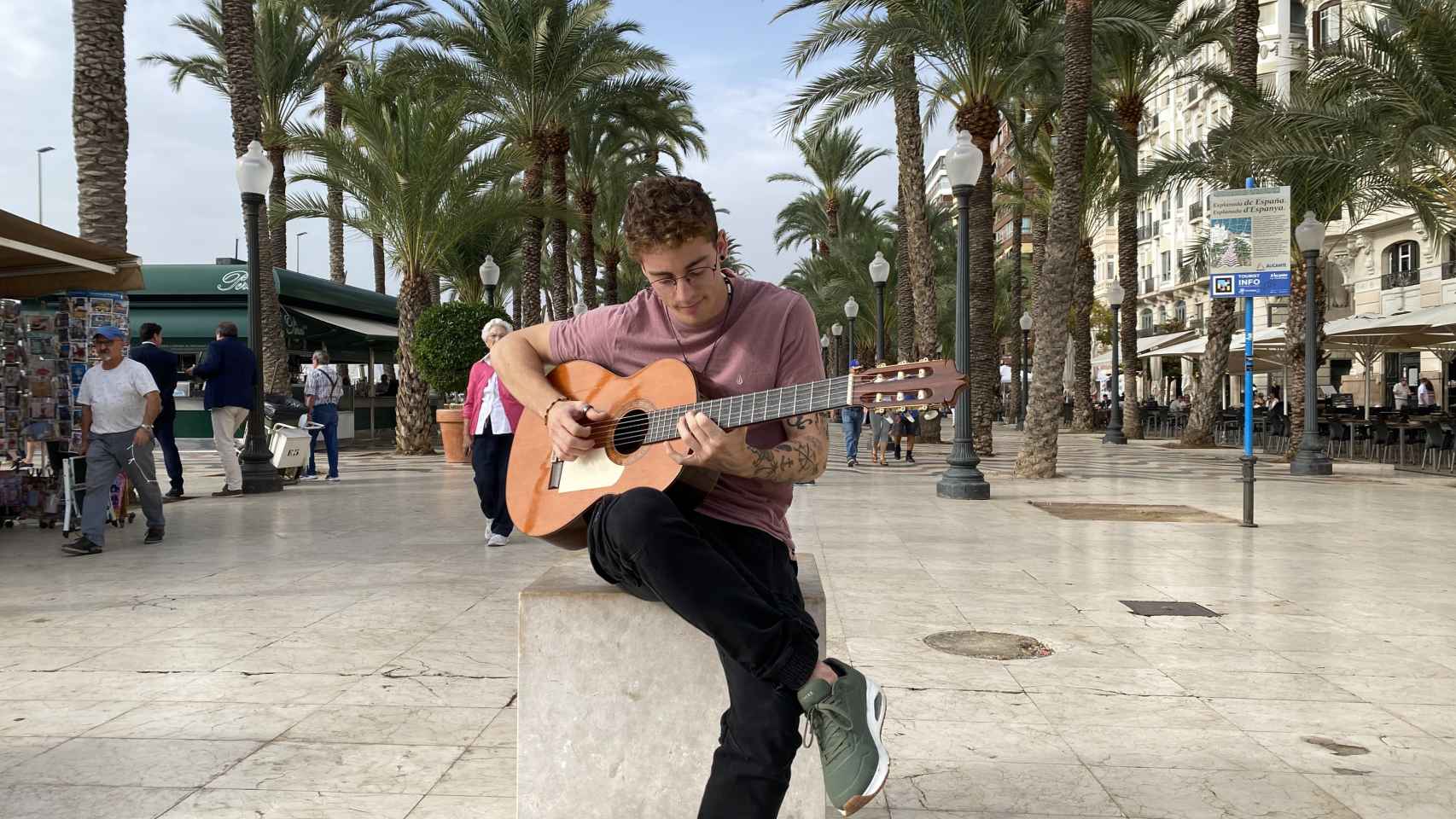 Javier Santacruz con su guitarra en el paseo de la Explanada, Alicante.