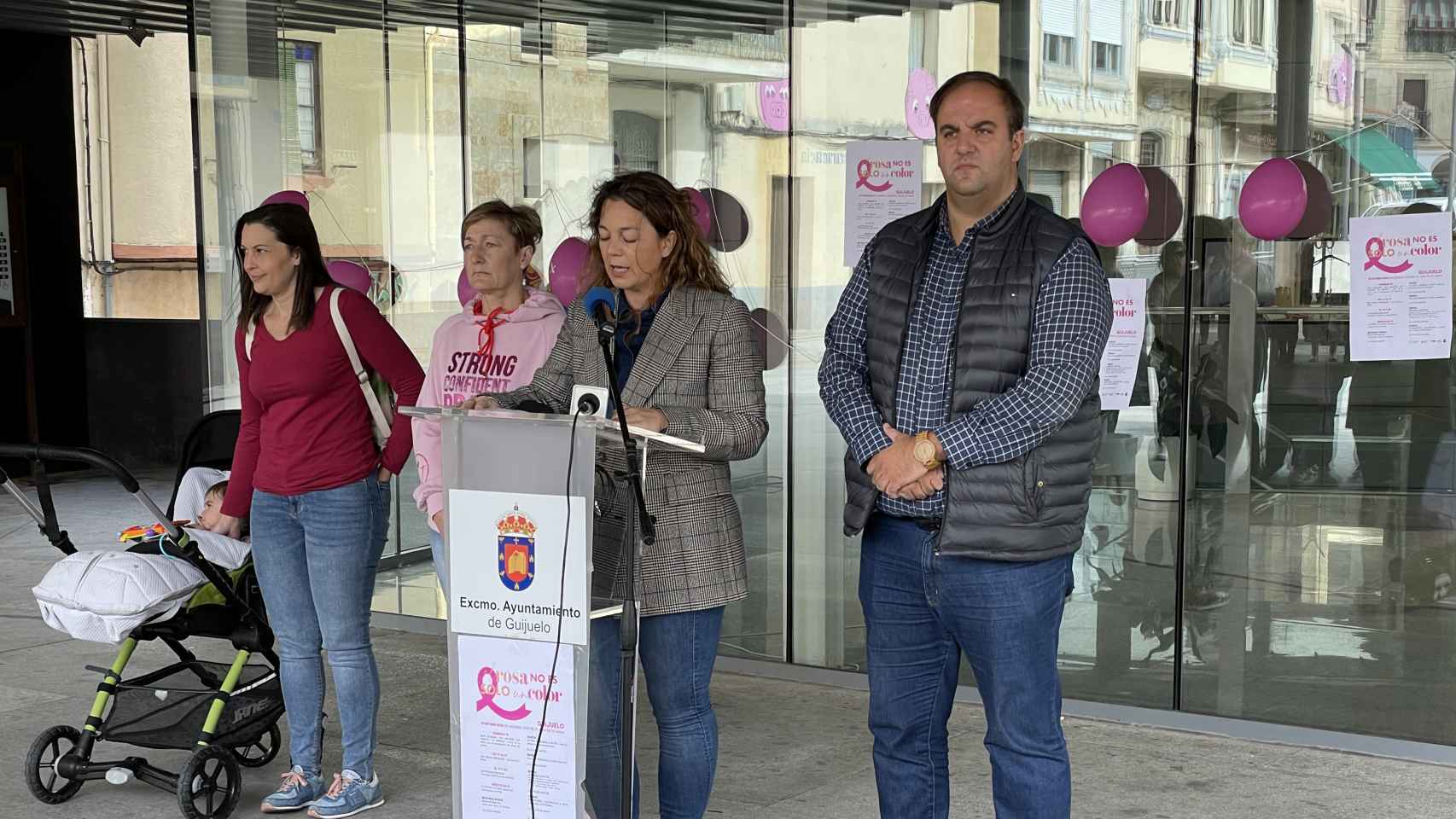 Lectura del manifiesto por parte de la concejala de Igualdad, María Jesús Moro, en compañía del alcalde, Roberto Martín