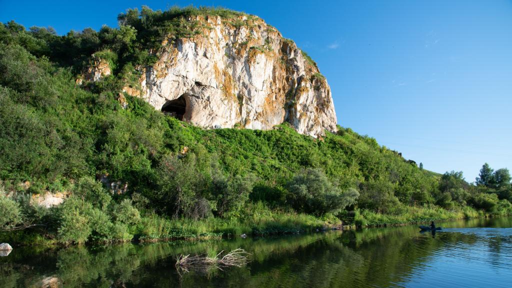 Imagen de la entrada de la cueva Chagyrskaya, en Siberia.