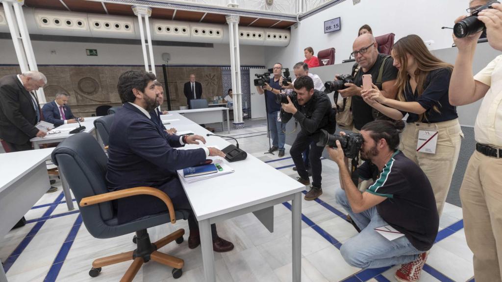 El presidente de la Región de Murcia, Fernando López Miras, este miércoles, en la Asamblea Regional, antes de responder a la interpelación del PSOE.