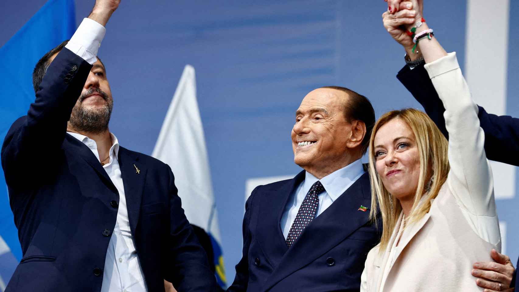 Giorgia Meloni en la campaña electoral junto a Berlusconi y Salvini (izquierda del todo).