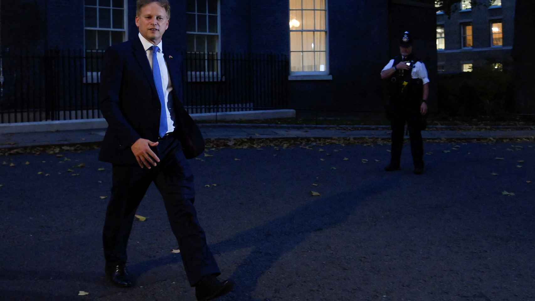 El Secretario de Estado británico para el Departamento del Interior, Grant Shapps, camina fuera del número 10 de Downing Street.