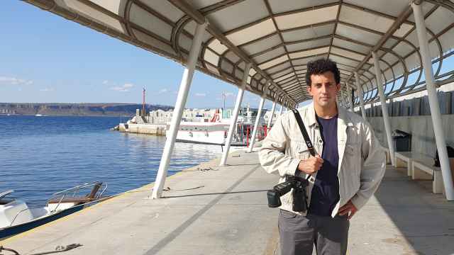 Carlos Aguilera, cámara en mano en el puerto de Tabarca.