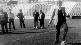 Menotti, en su visita al Rico Pérez como entrenador de la selección argentina.
