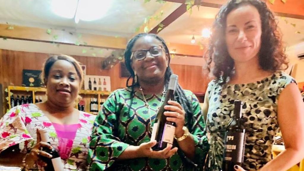 Importadores de Camerún junto a la representante de Bodegas Resalte