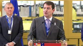 El presidente de la Junta, Alfonso Fernández Mañueco, durante su intervención en la planta de la empresa Benteler en Burgos, este miércoles.