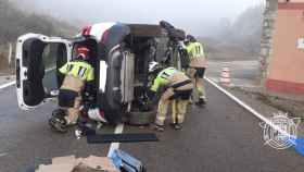 Una persona herida tras el vuelco de un turismo en una carretera de Burgos