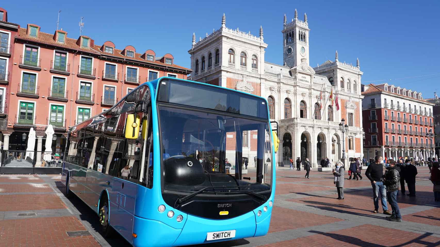 Uno de los autobuses de Switch Mobility en la Plaza Mayor de Valladolid.