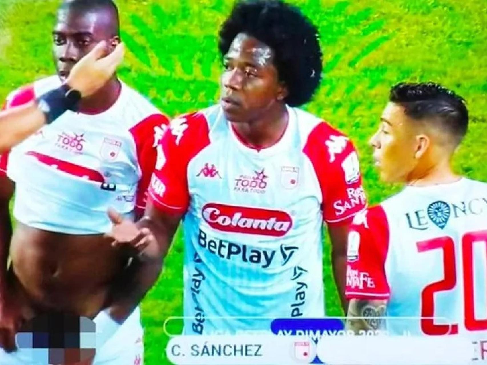 El futbolista Geisson Perea enseña su pene en pleno partido: 