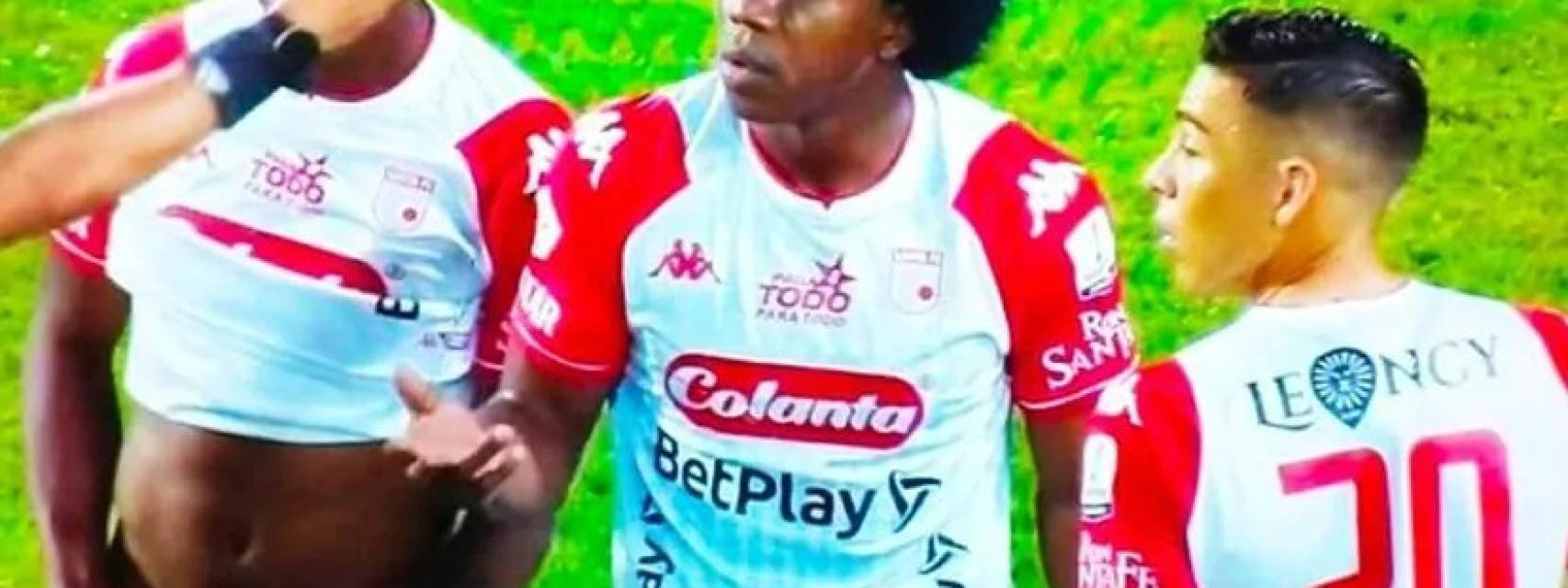 El futbolista Geisson Perea enseña su pene en pleno partido: 