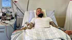 Marcel Franke, jugador del Karlsruher, en la cama de un hospital