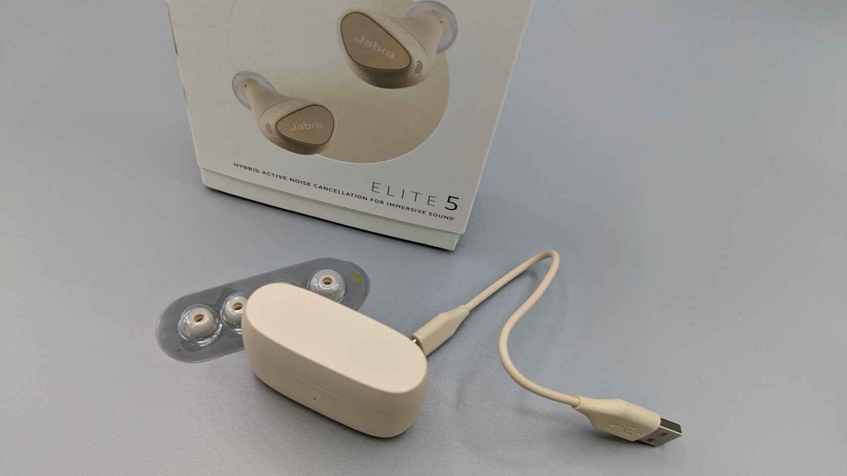 Los Jabra Elite 5 vienen con un cable USB-C y almohadillas de varios tamaños