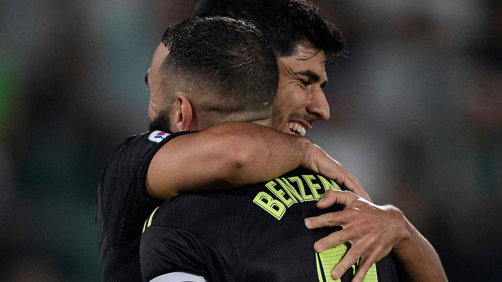 Abrazo entre Benzema y Asensio para celebrar el gol del Real Madrid del balear
