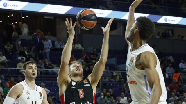 Tavares pelea por un rebote ante Olympiacos