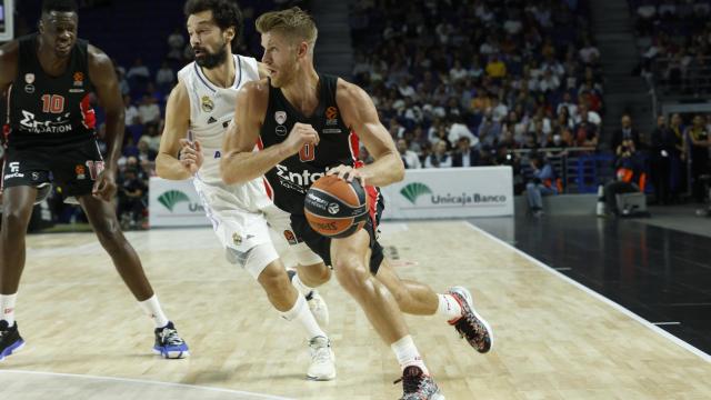 Thomas Walkup se marcha en un ataque de Sergio Llull