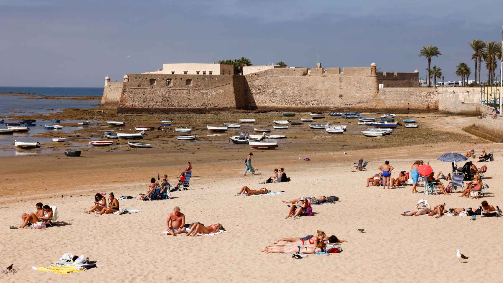 La playa de La Caleta durante un fin de semana de otoño en Cádiz, a 15 de octubre de 2022.