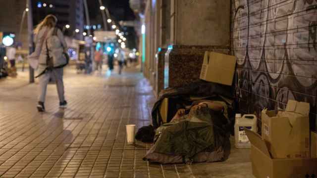 Una persona durmiendo en la calle en Barcelona.