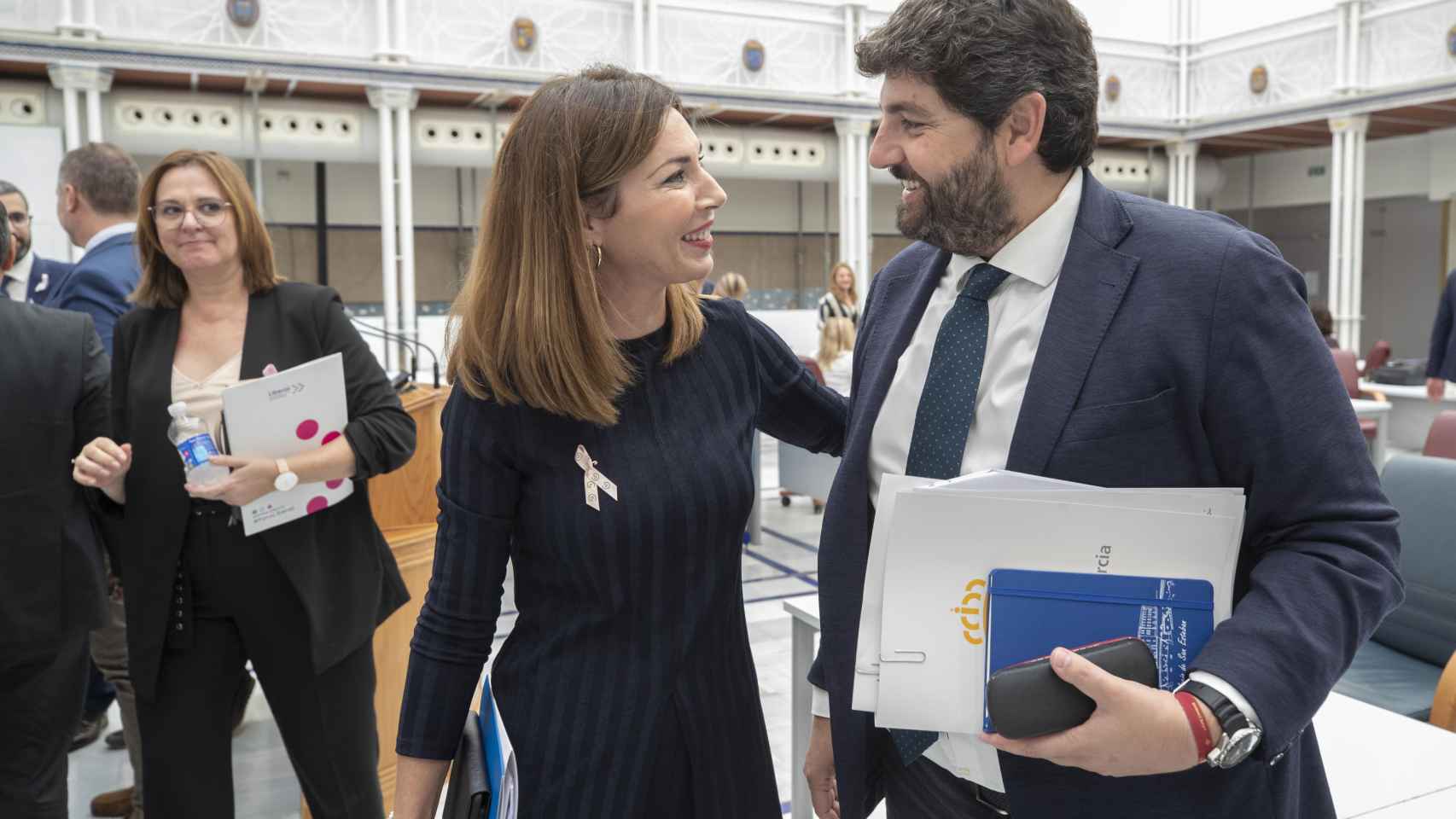 La parlamentaria popular María del Carmen Ruiz Jódar, junto al presidente murciano, Fernando López Miras, este miércoles, en la Asamblea Regional, antes de anunciar que el PP retira su ley de autonomía financiera.