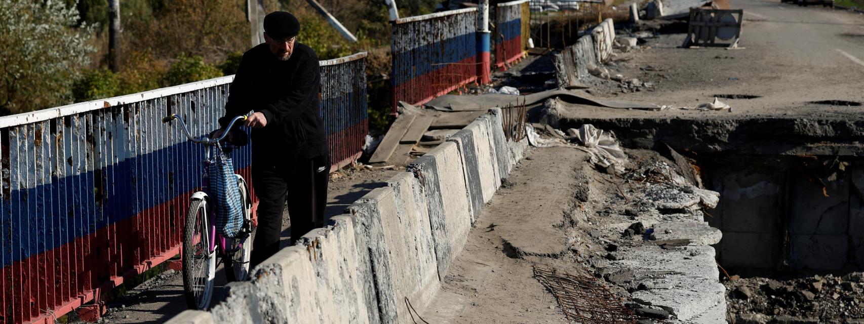 Un hombre pasea entre los escombros de Kupiansk.