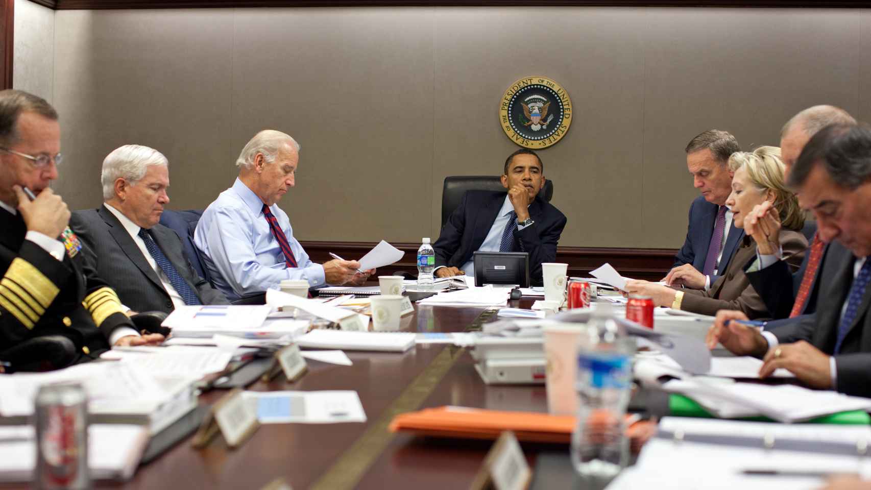 Barack Obama preside una reunión sobre la situación en Pakistán en octubre de 2009. A su izquierda,  junto a Hillary Clinton, el general James L. Jones.