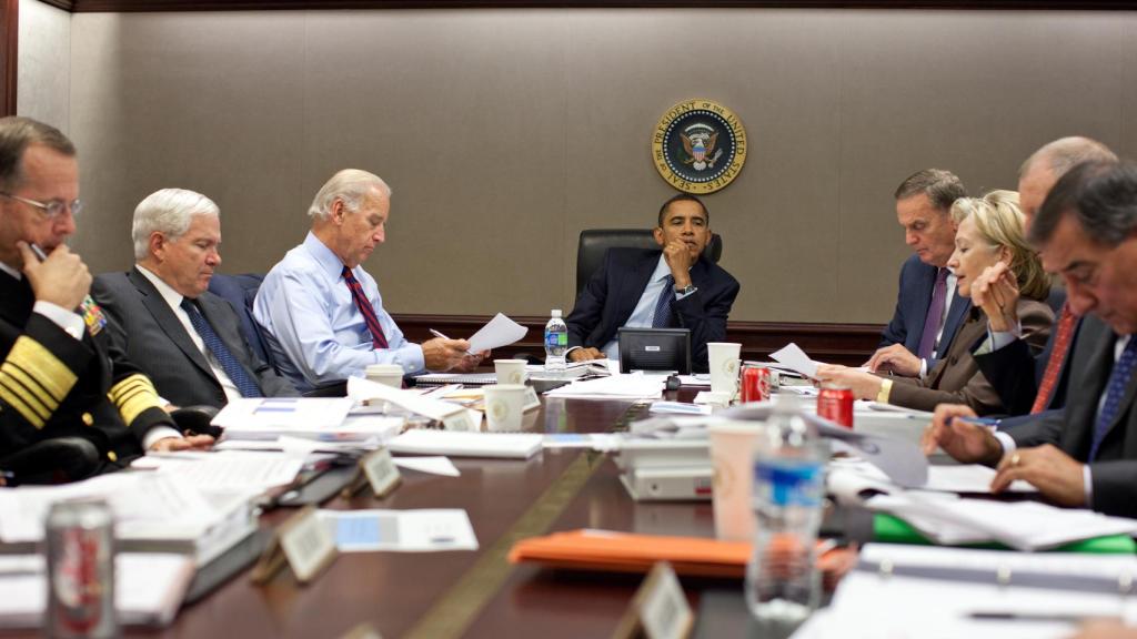 Barack Obama preside una reunión sobre la situación en Pakistán en octubre de 2009. A su izquierda,  junto a Hillary Clinton, el general James L. Jones.