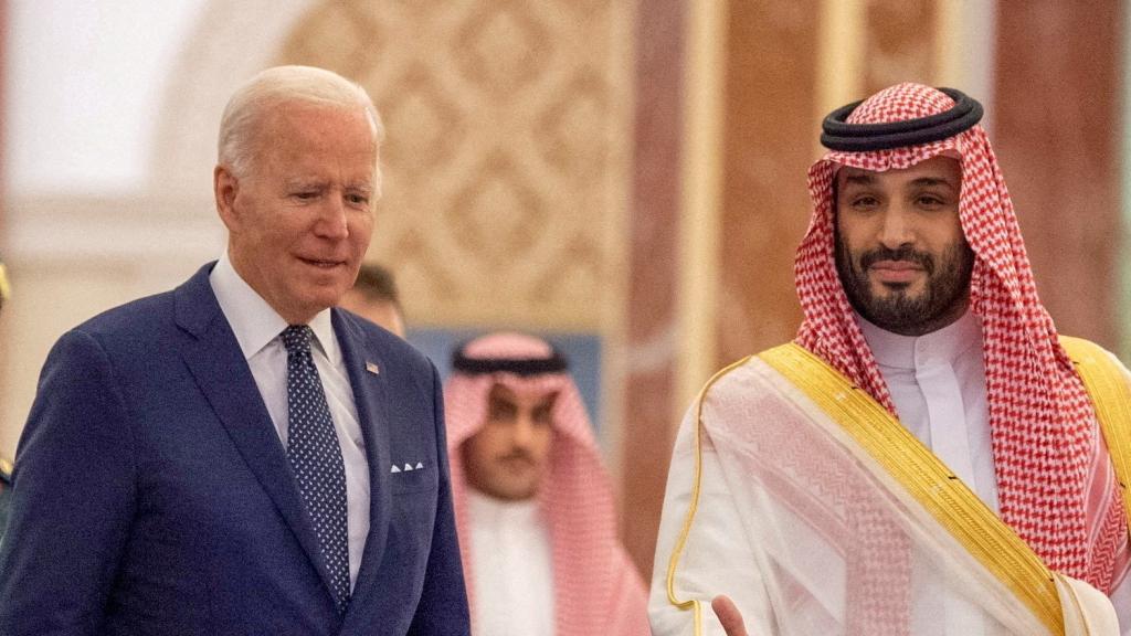 Mohammed bin Salman con Joe Biden antes de su reunión en Yidda en  julio.