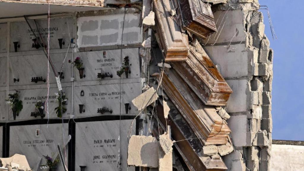 Unos ataúdes cuelgan del cementerio de Poggioreale (Nápoles) este martes tras un nuevo derrumbe.