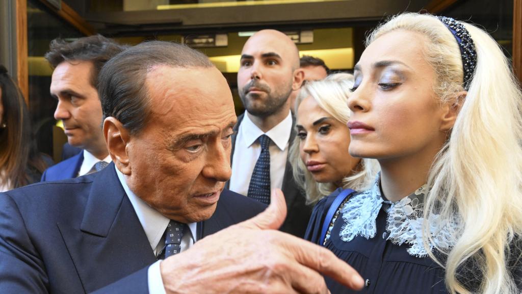 El líder de Forza Italia, Silvio Berlusconi, este martes junto a la diputada Marta Fascina, pareja del exprimer ministro..