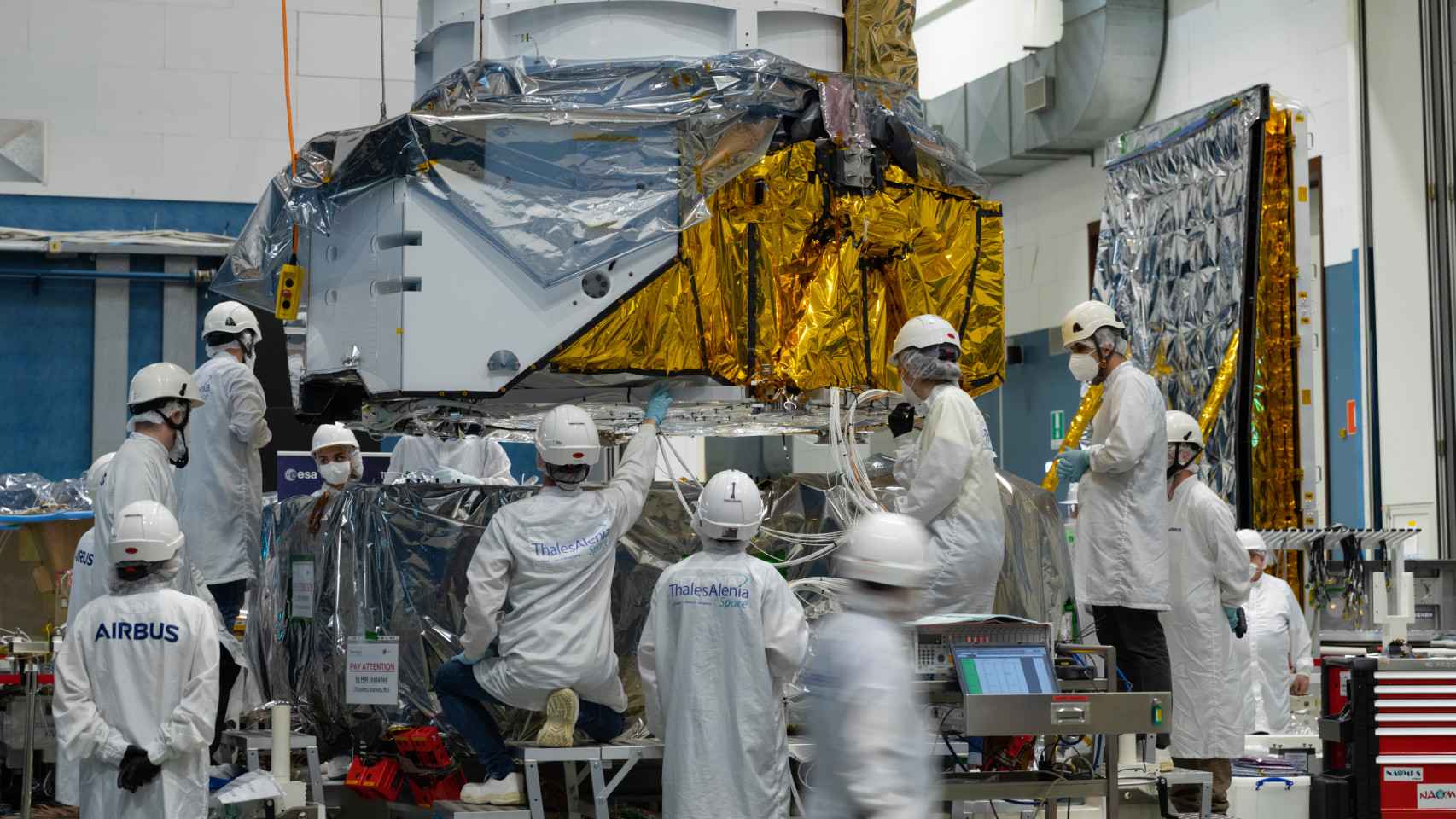 Científicos e ingenieros de la ESA participando en el montaje de Euclid