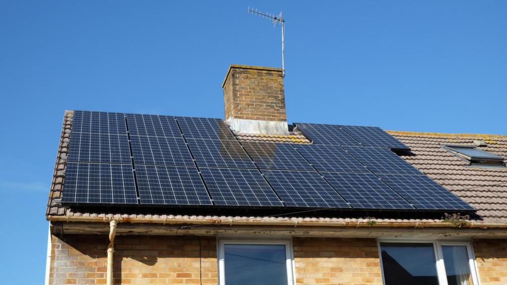 Paneles solares en una vivienda.