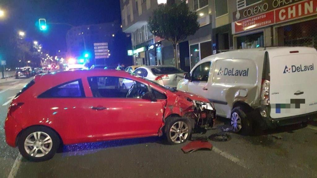 Coche accidentado contra cinco vehículos aparcados en Lugo.