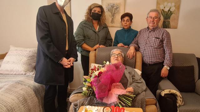 La homenajeada recibió una tarta y un ramo de flores como regalo