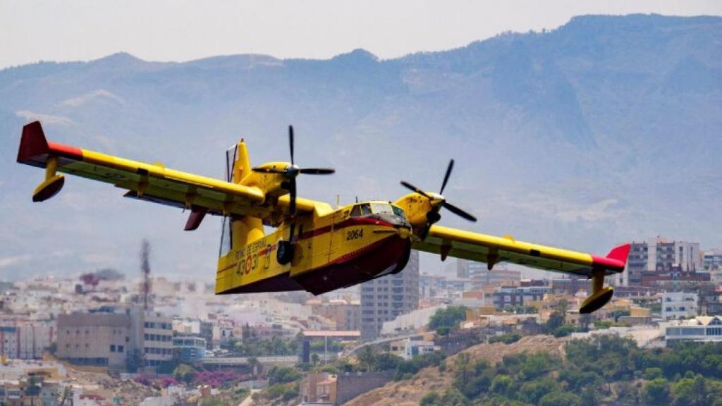 Imagen de una avioneta anti incendios.