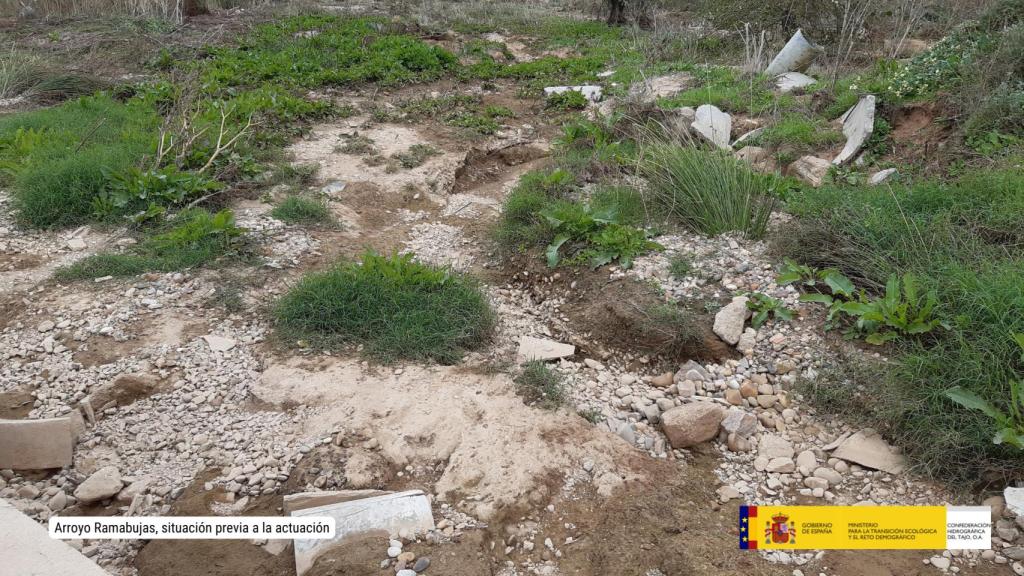 Restos de fibrocemento en el arroyo Ramabujas.