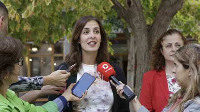Rita Maestre explica a la prensa la propuesta de Más Madrid para regular el uso del espacio público.