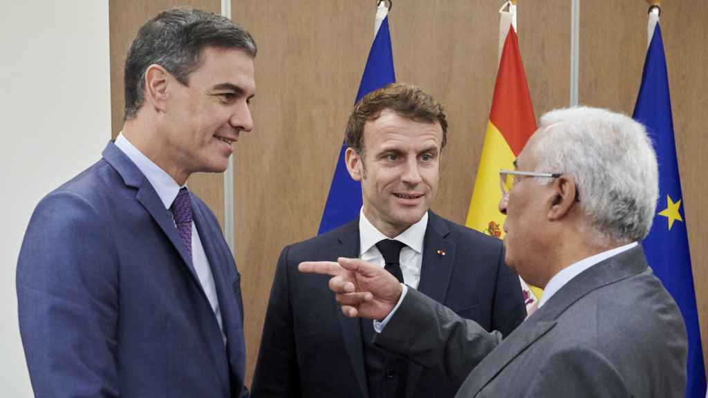 Pedro Sánchez, Emmanuel Macron y António Costa, este jueves en Bruselas antes de su reunión sobre el MidCat.