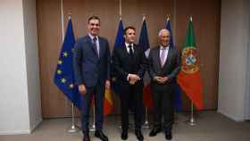 Pedro Sánchez, Emmanuel Macron y António Costa, durante su reunión de este jueves en Bruselas