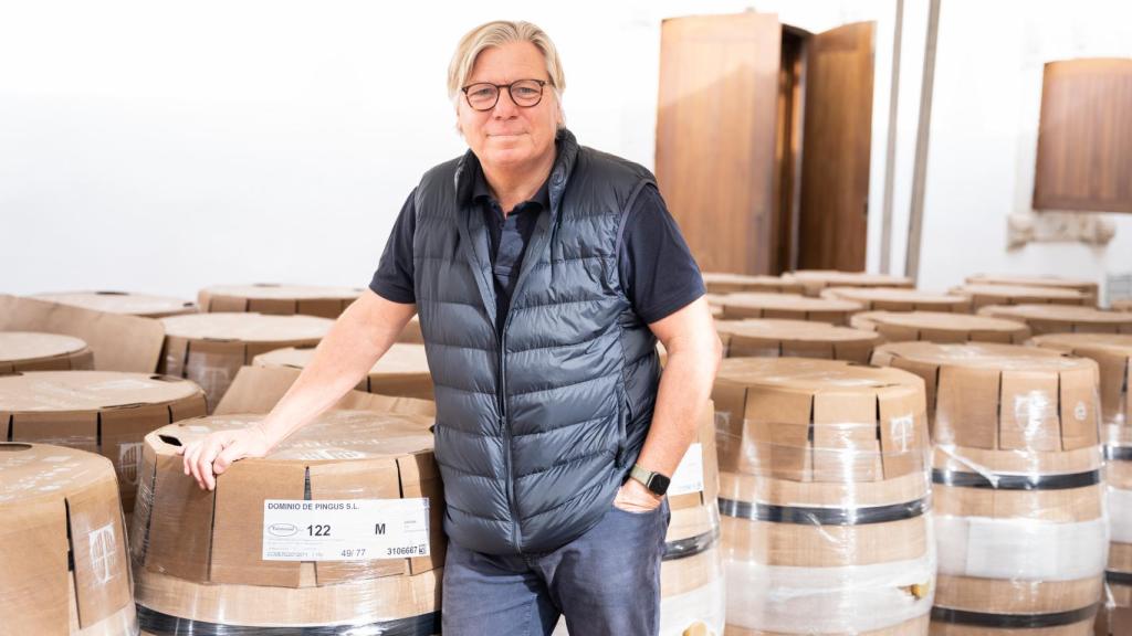 Peter Sisseck frente a las barricas que utilizarán para la añada de 2022