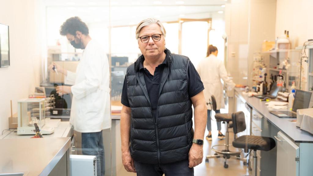 Peter Sisseck frente a las puertas de su laboratorio en Quintanilla de Onésimo