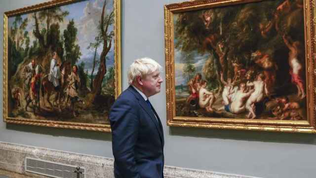 Boris Johson admirando las obras de Rubens durante la cena celebrada en el Prado en la cumbre de la OTAN en junio de 2022.