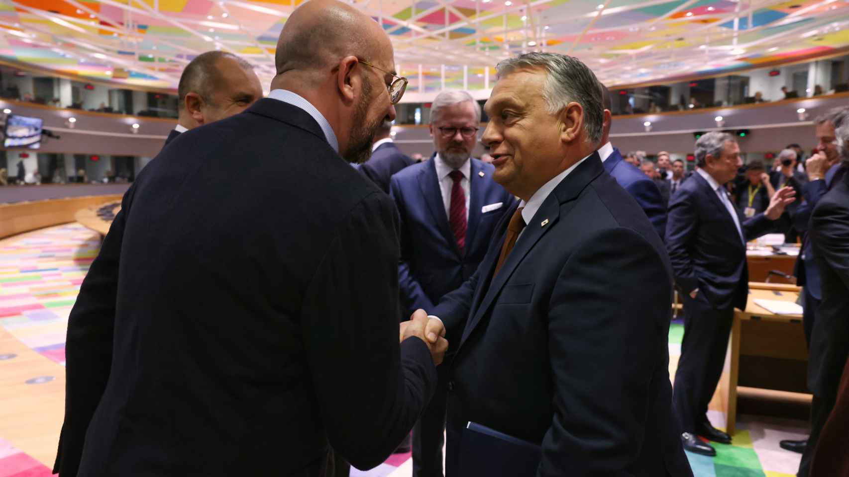 El húngaro Viktor Orbán saluda al presidente del Consejo Europeo, Charles Michel