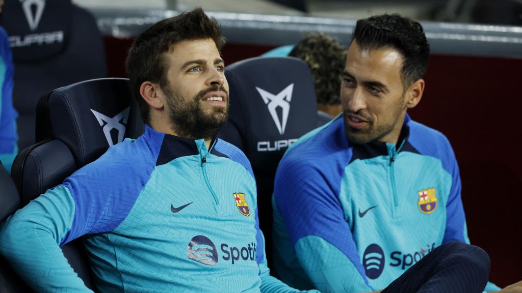 Piqué y Busquets, en el banquillo.