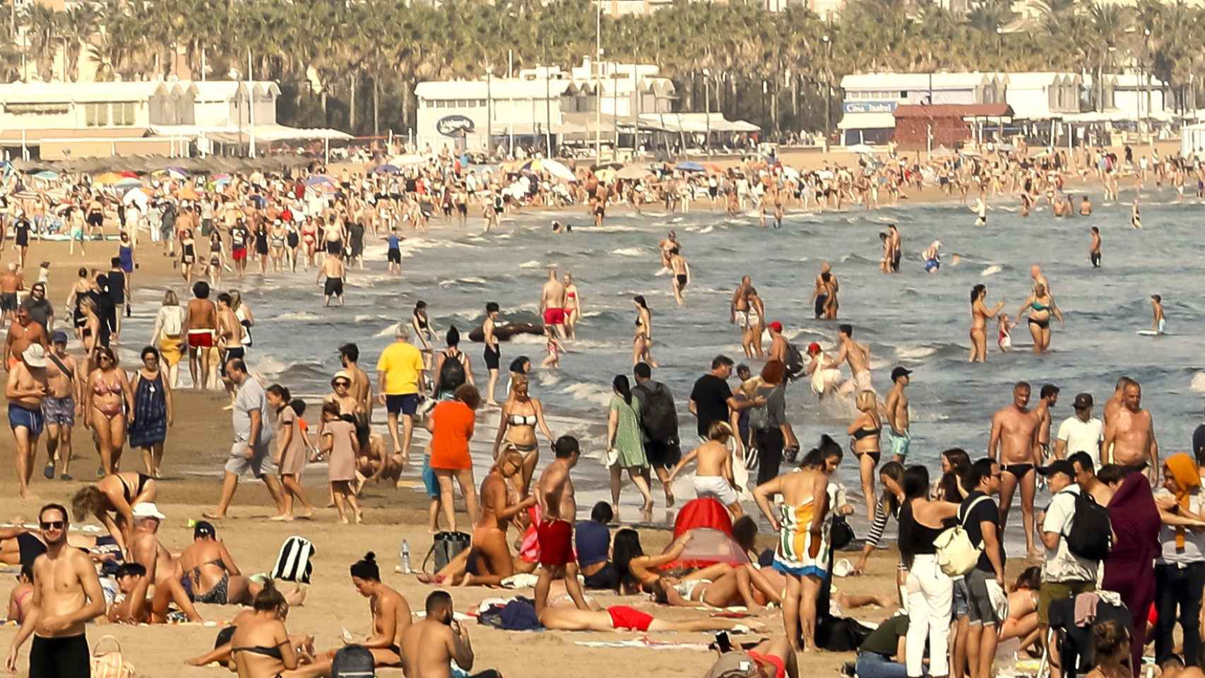 Las playas de Valencia, con miles de personas este 16 de octubre.