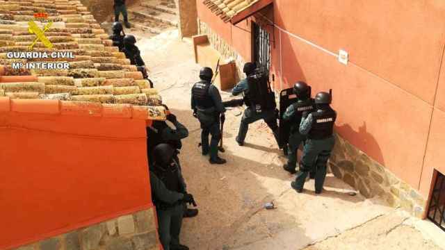 La Guardia Civil y la Policía, durante el registro de las tres viviendas en la operación Duamar.
