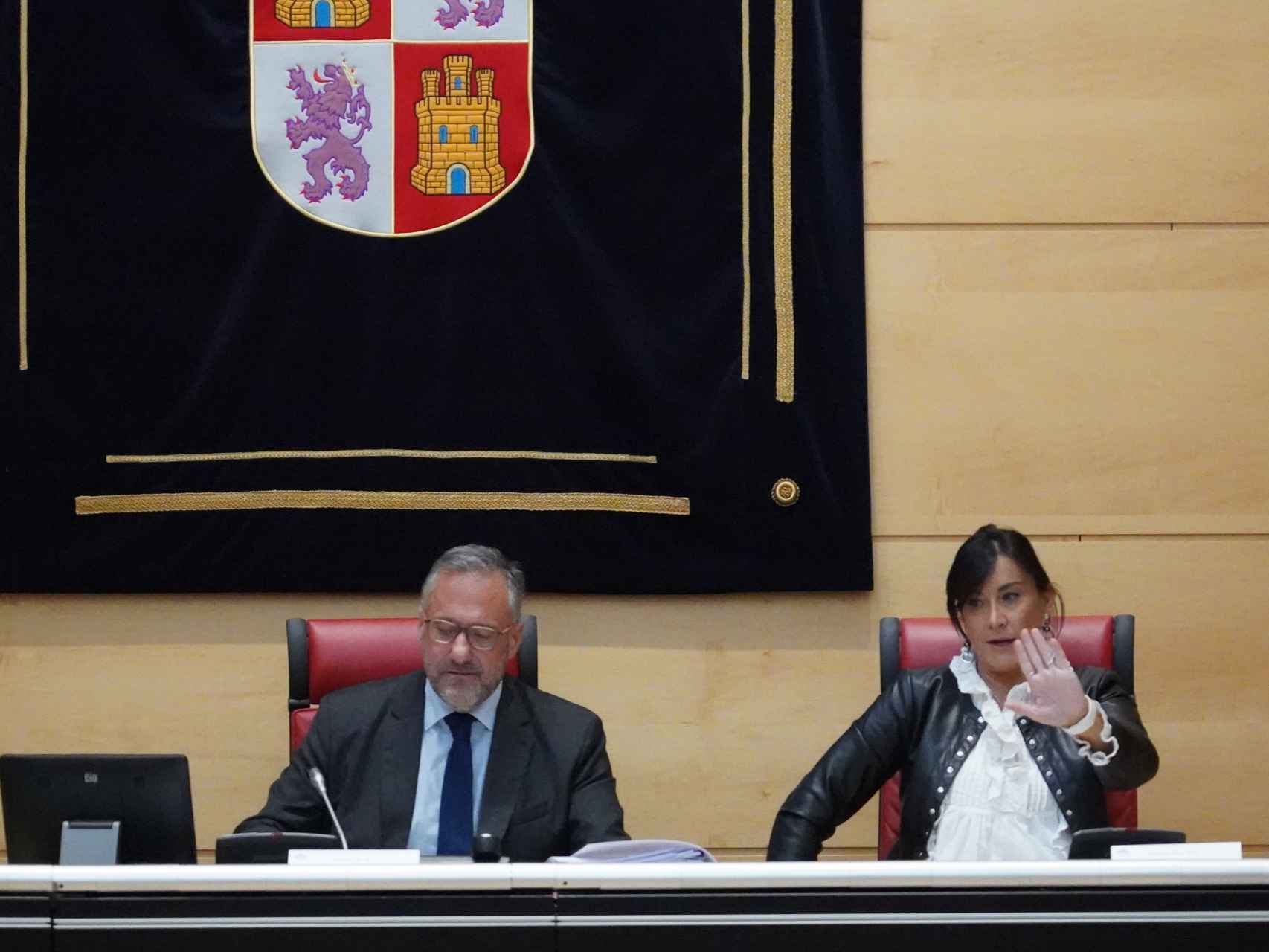 El presidente de las Cortes, Carlos Pollán, y la vicepresidenta segunda, Ana Sánchez, durante la Junta de Portavoces de este jueves.