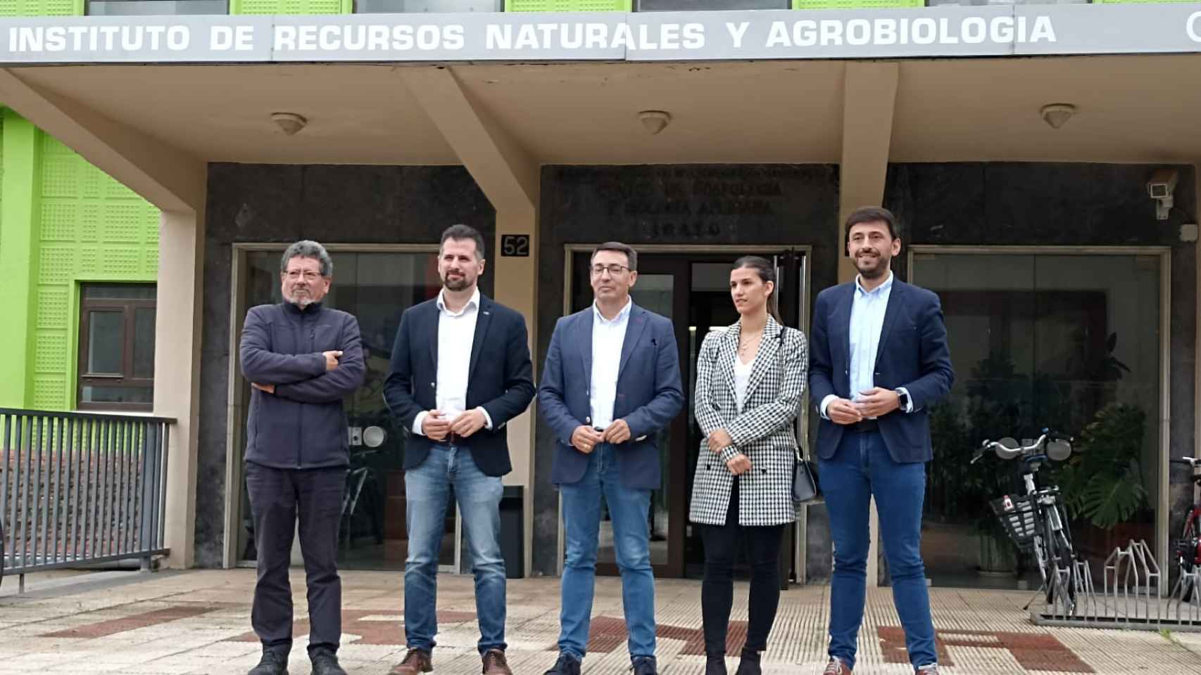 El secretario general del PSCyL, Luis Tudanca, visita las instalaciones del Irnasa en Salamanca
