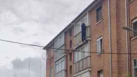 Imagen del hombre colgado del balcón en Valladolid