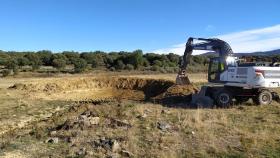 Una máquina retroexcavadora giratoria está ayudando a los ganaderos en esta tarea