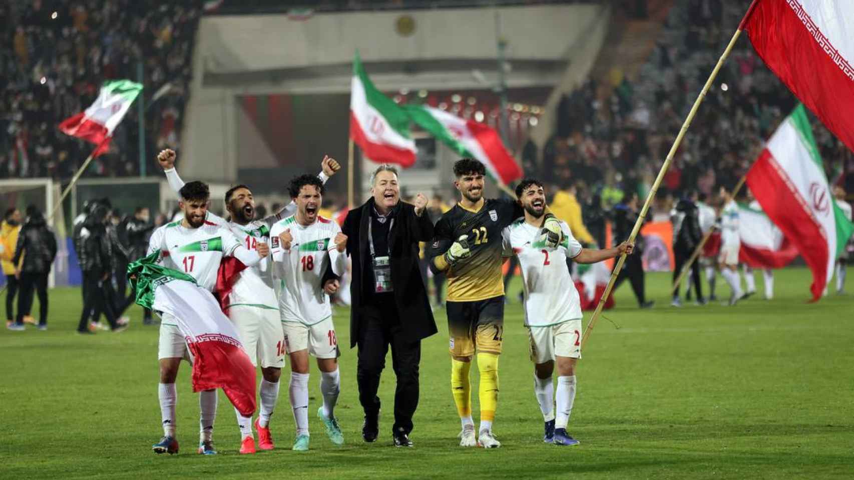 El exseleccionador de Irán, Daragan Scocic, y sus jugadores celebran el pase al Mundial de Qatar